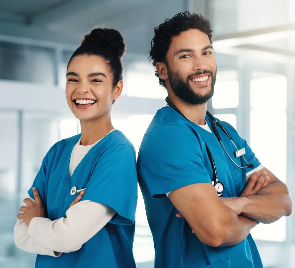 Profissionais de saúde sorrindo em uma clínica